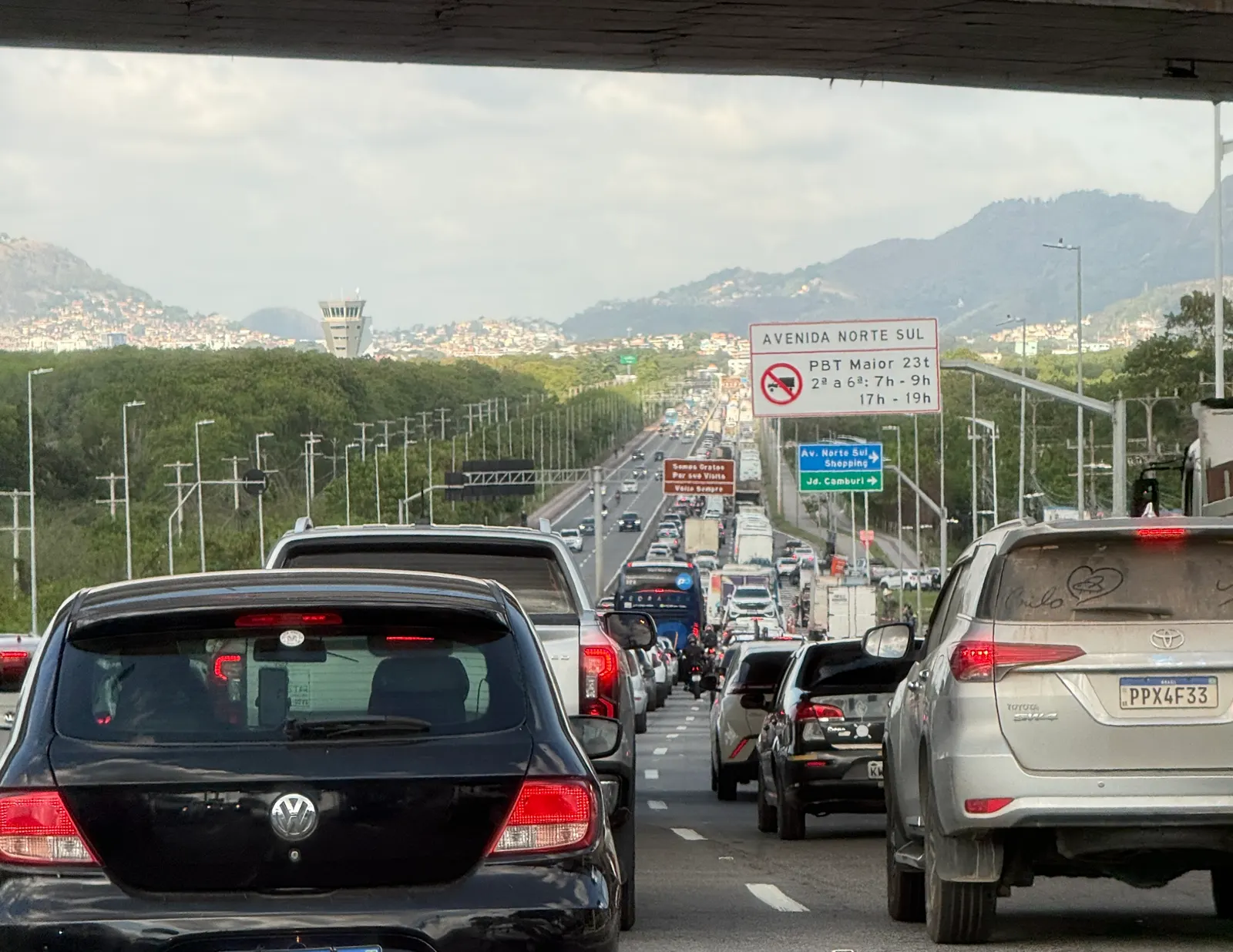 Trânsito intenso em corredor viário entre Serra e Vitória, na Grande Vitória